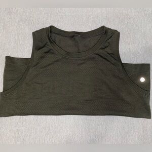 Lululemon cropped tank. Size 4. Relaxed fit.